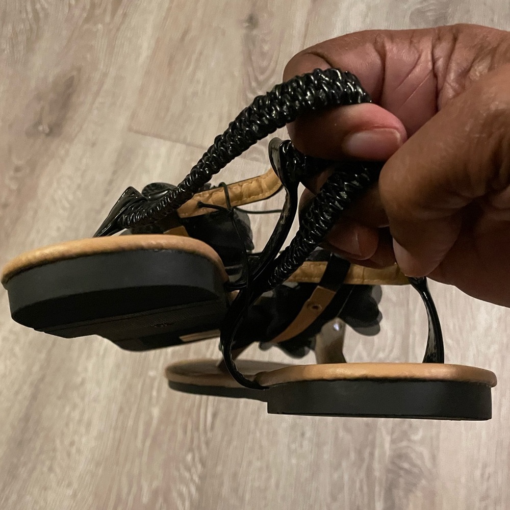 NWOT (LO⭐️E) Love 83 Thong Sandal adorned by Black Flowers Never Worn, Size 10 - Picture 6 of 6